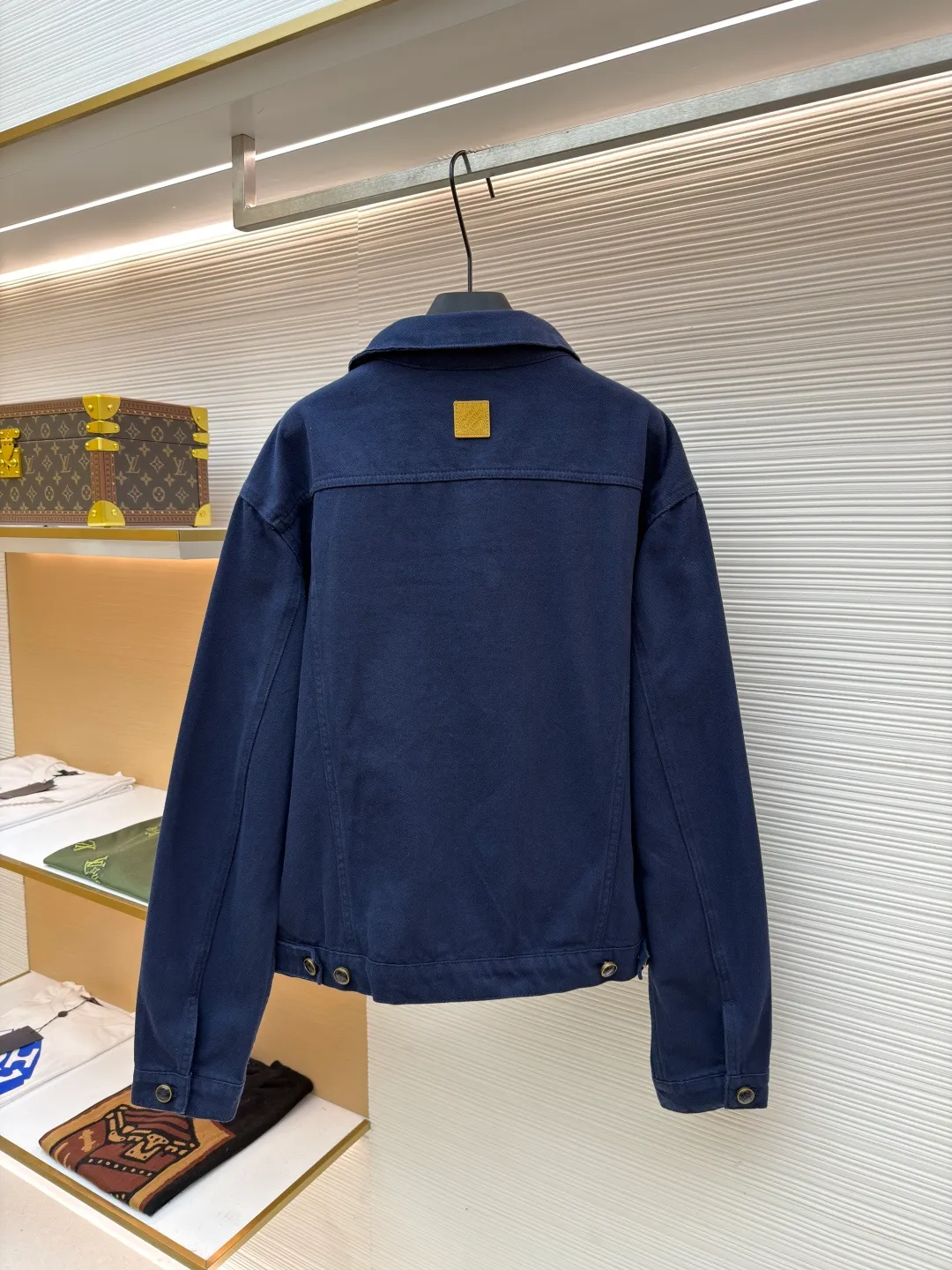LOUIS VUITTON dyed truck denim jacket ●Authentic product: 17800 purchase and development ●Item number: 1681051-B65 ●Fabric: denim fabric ●Technology: embossed production ●Version: fitted version ●Weight: about 870 grams ●Size: 46-48-50-52 ●Description: Customized pure cotton thick woven denim Template machine bag opening Preset template to guide the position, shape and size of bag opening Accuracy ensures the quality of the bag opening effect. The soft light ancient wash process uses specific chemical and logistics treatments to make the surface of the fabric show a soft luster. It not only retains the original texture but also adds a gentle atmosphere. The overall routing is straight and delicate, the fabric is comfortable and soft, and the color is consistent without color difference. It can be matched with the same style to create a fashionable look and control various occasions. Customized accessories, complete three standards, same style for men and women!